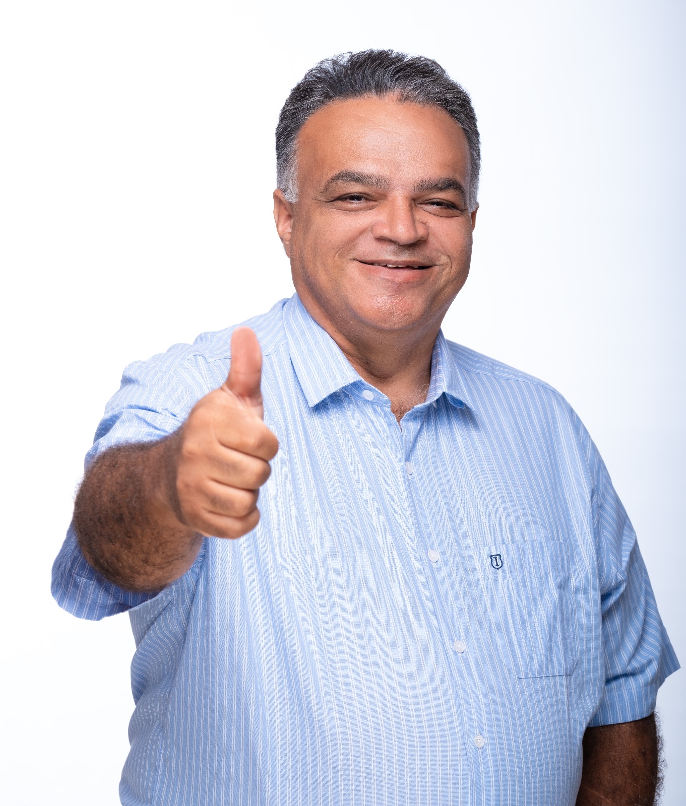 Claudemir Lopes sorrindo e fazendo sinal positivo